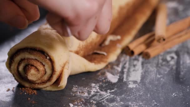 Cozinhar pães artesanais com canela — Vídeo de Stock