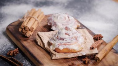 Ev yapımı tarçınlı rulo pasta.