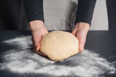 Ekmek için el yapımı hamur yapan kadın. 