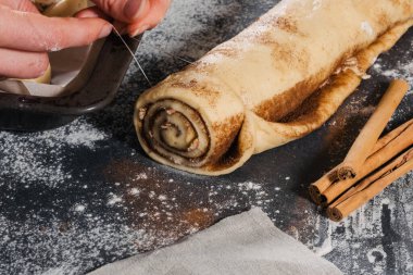 Tarçınlı el yapımı çörekler pişiriyorum.