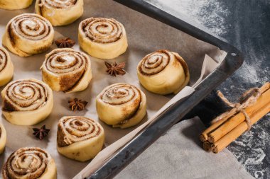 Tarçınlı el yapımı çörekler pişiriyorum.