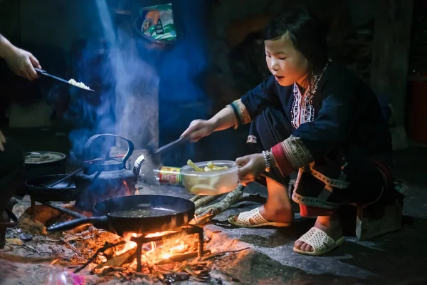 Hmong आदिवासी कुटुंबाचे वास्तविक जीवन — स्टॉक फोटो, इमेज