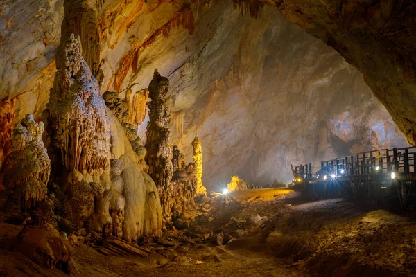 Explore Paradise cave in Vietnam — Stock Photo, Image