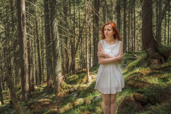 Belle femme reste seule dans la forêt verte conte de fées — Photo