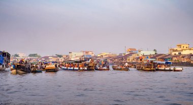 Cai Rang güneş batarken Vietnam 'da yüzen pazar
