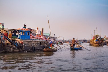 Cai Rang güneş batarken Vietnam 'da yüzen pazar