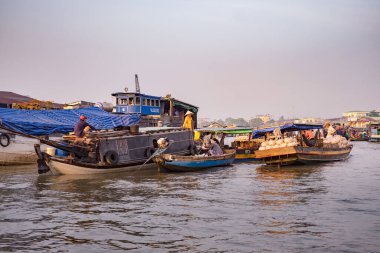 Cai Rang güneş batarken Vietnam 'da yüzen pazar