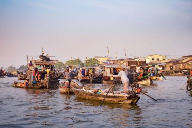 Cai Rang güneş batarken Vietnam 'da yüzen pazar
