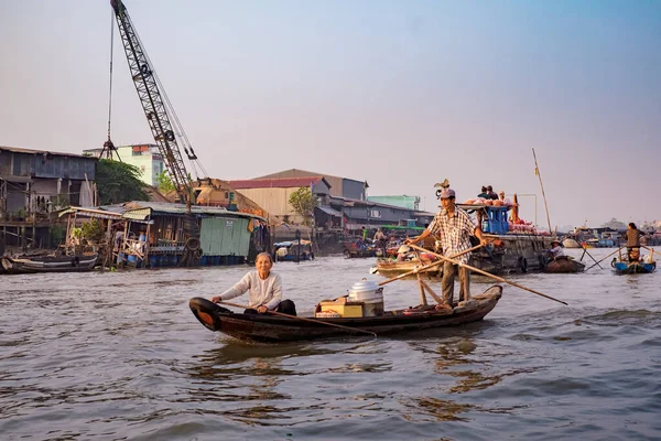 Плавучий рынок Цай Ран во Вьетнаме на закате — стоковое фото