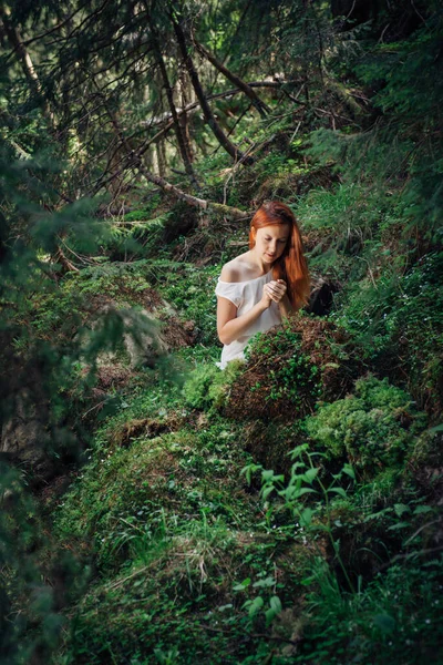 Belle femme seule dans la forêt verte conte de fées — Photo