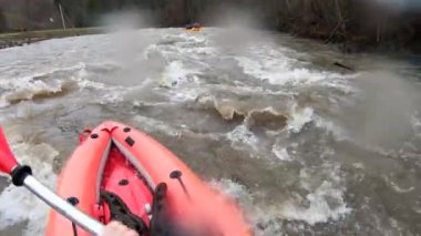 Dağ nehrindeki küçük teknelerde rafting