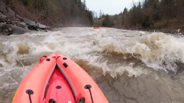 Dağ nehrindeki küçük teknelerde rafting — Stok video