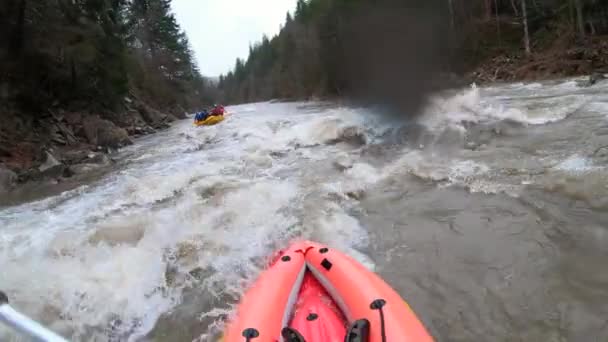 Rafting extremo em pequenos barcos no rio da montanha — Vídeo de Stock
