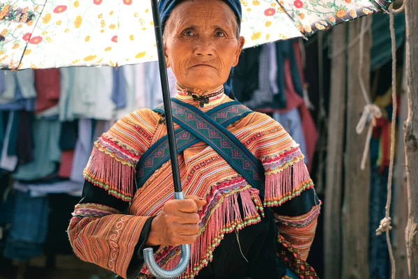 Hmong stamme kvinder på Can Cau marked i Vietnam - Stock-foto