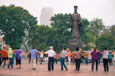 Vietnamlılar Hanoi Parkı 'nın merkezinde spor egzersizi yapıyorlar.