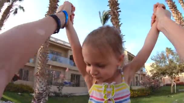 Boldog gyermek forog az apa kezében, míg a nyaralás — Stock videók