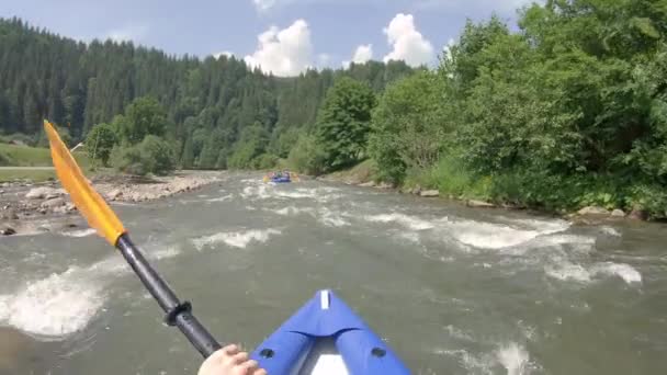 Rafting extremo en botes pequeños en el río de montaña — Vídeos de Stock