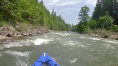 Dağ nehrindeki küçük teknelerde rafting