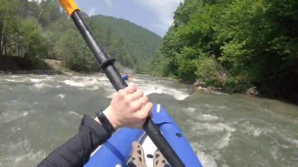 Rafting extremo em pequenos barcos no rio da montanha — Vídeo de Stock
