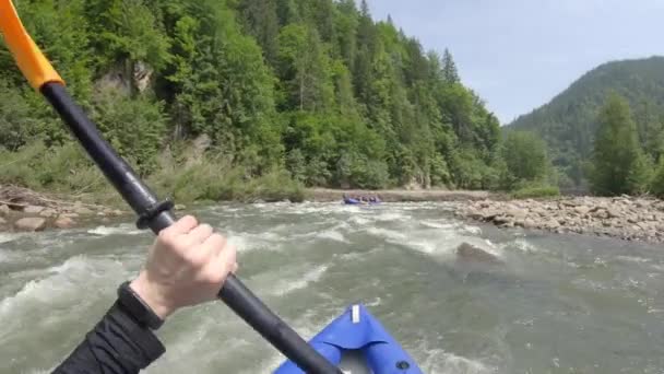 Rafting extremo en botes pequeños en el río de montaña — Vídeos de Stock