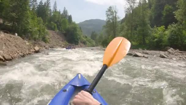 Rafting extremo en botes pequeños en el río de montaña — Vídeos de Stock