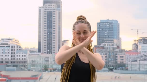 Belle femme dansant lentement en plein air dans l'espace urbain — Video