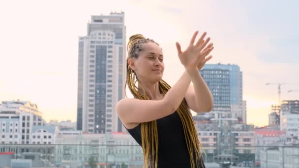 Piękna kobieta powoli tańczy na świeżym powietrzu w przestrzeni miejskiej — Wideo stockowe