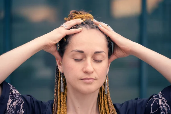 Mulher fazendo auto massagem na cabeça close-up — Fotografia de Stock