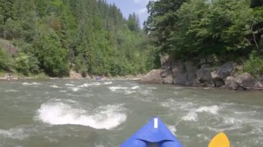 Dağ nehrindeki küçük teknelerde sakin ve güzel rafting.