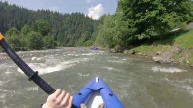 Dağ nehrindeki küçük teknelerde sakin ve güzel rafting.