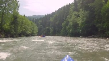 Dağ nehrindeki küçük teknelerde sakin ve güzel rafting.