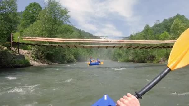 Ηρεμία και όμορφη ράφτινγκ σε μικρές βάρκες στο βουνό ποτάμι — Αρχείο Βίντεο