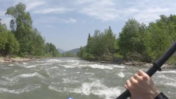Спокойный и красивый сплав на небольших лодках по горной реке — стоковое видео