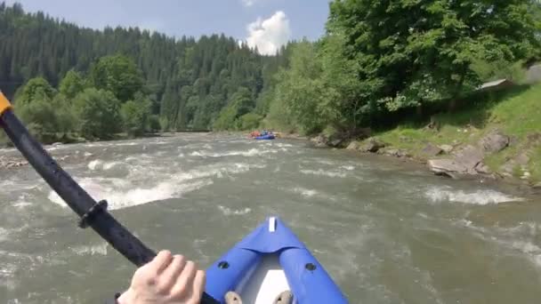 Rafting calmo e bonito em pequenos barcos no rio da montanha — Vídeo de Stock