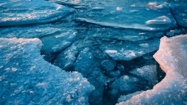 Sabah gölde buzlar kırıldı.