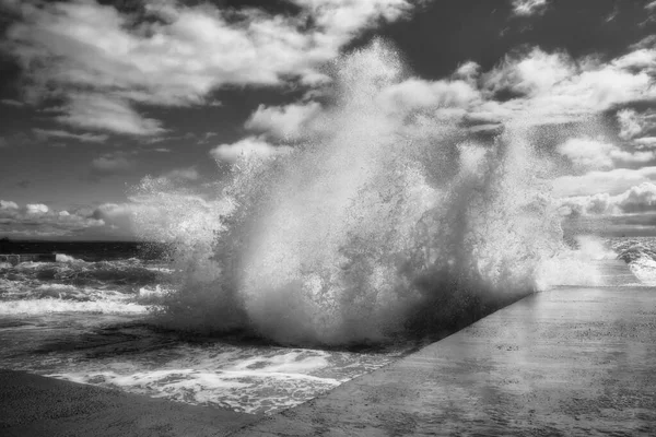 Δραματική άποψη της θάλασσας κύματα συντρίβεται πάνω στην προβλήτα σκυροδέματος — Φωτογραφία Αρχείου