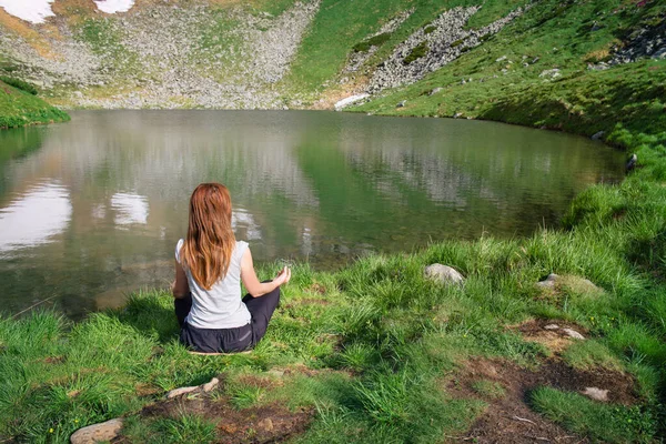 Mulher praticar ioga na frente do lago de montanha. — Fotografia de Stock