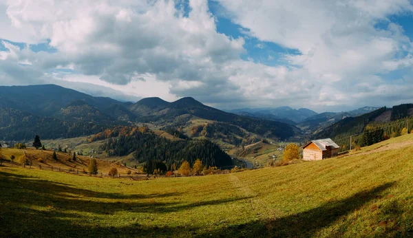Pemandangan gunung musim gugur dengan langit biru yang indah — Stok Foto