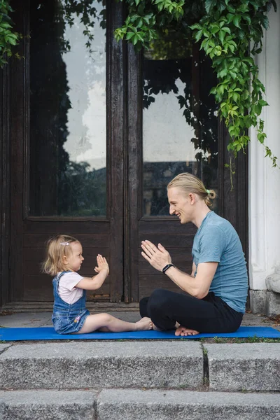 Vater und Tochter machen gemeinsam Yoga im Park — Stockfoto