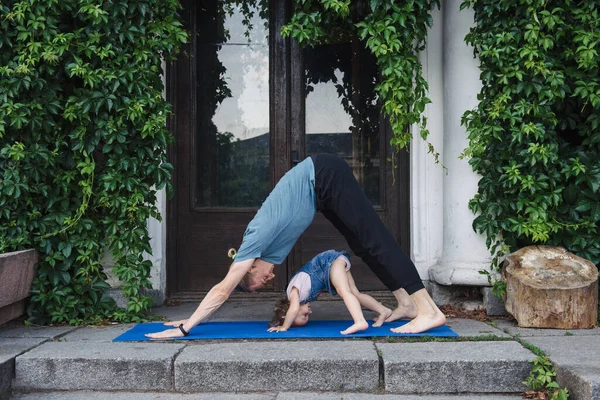 Vater und Tochter machen gemeinsam Yoga im Park — Stockfoto