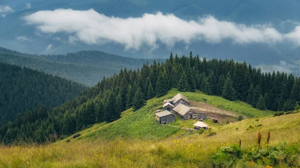 Yeşil dağların bulutlu manzarası — Stok fotoğraf