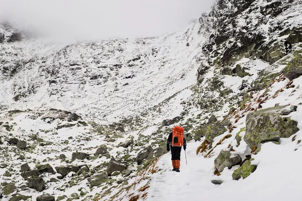 Hombre senderismo en la montaña en los Altos Tatras — Foto de Stock