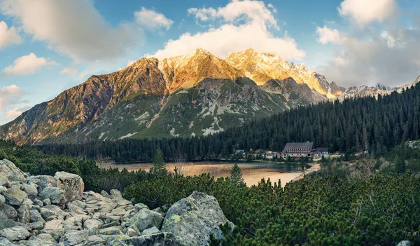 Horské jezero Popradské ve Vysokých Tatrách — Stock fotografie