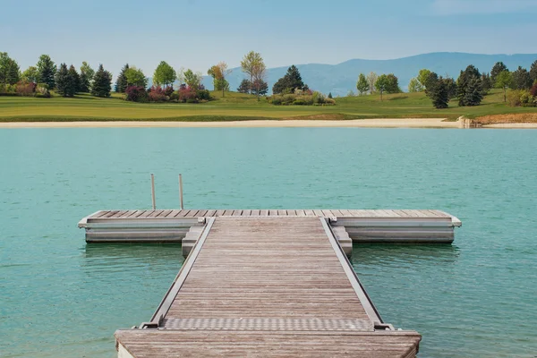 Visa på sjön och golf fält i Fontana golf club — Stockfoto