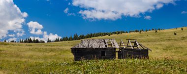 Eski evde tek bir dağ manzarası