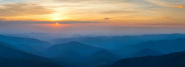 Güzel gündoğumu dağlar manzara Panoraması
