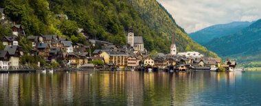 Hallstatt köyü ile güzel dağ manzarası. Tirol, Aust