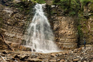 Kadın büyük şelale arıyor