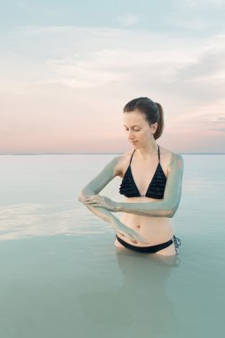 Kadının ölü deniz backgr doğal çamur mineral kaynağında