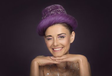 Kameraya bir gözü kapalı seyir gülümseyen güzel kadın